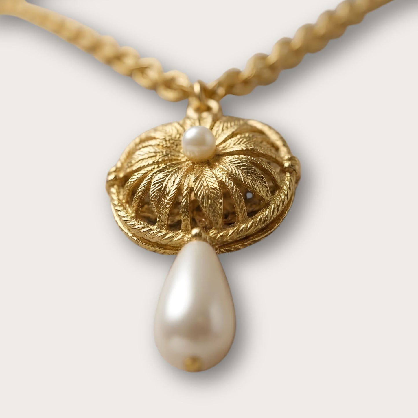 Vintage Gold Gaynor Pearl Medallion Gold Plated Necklace