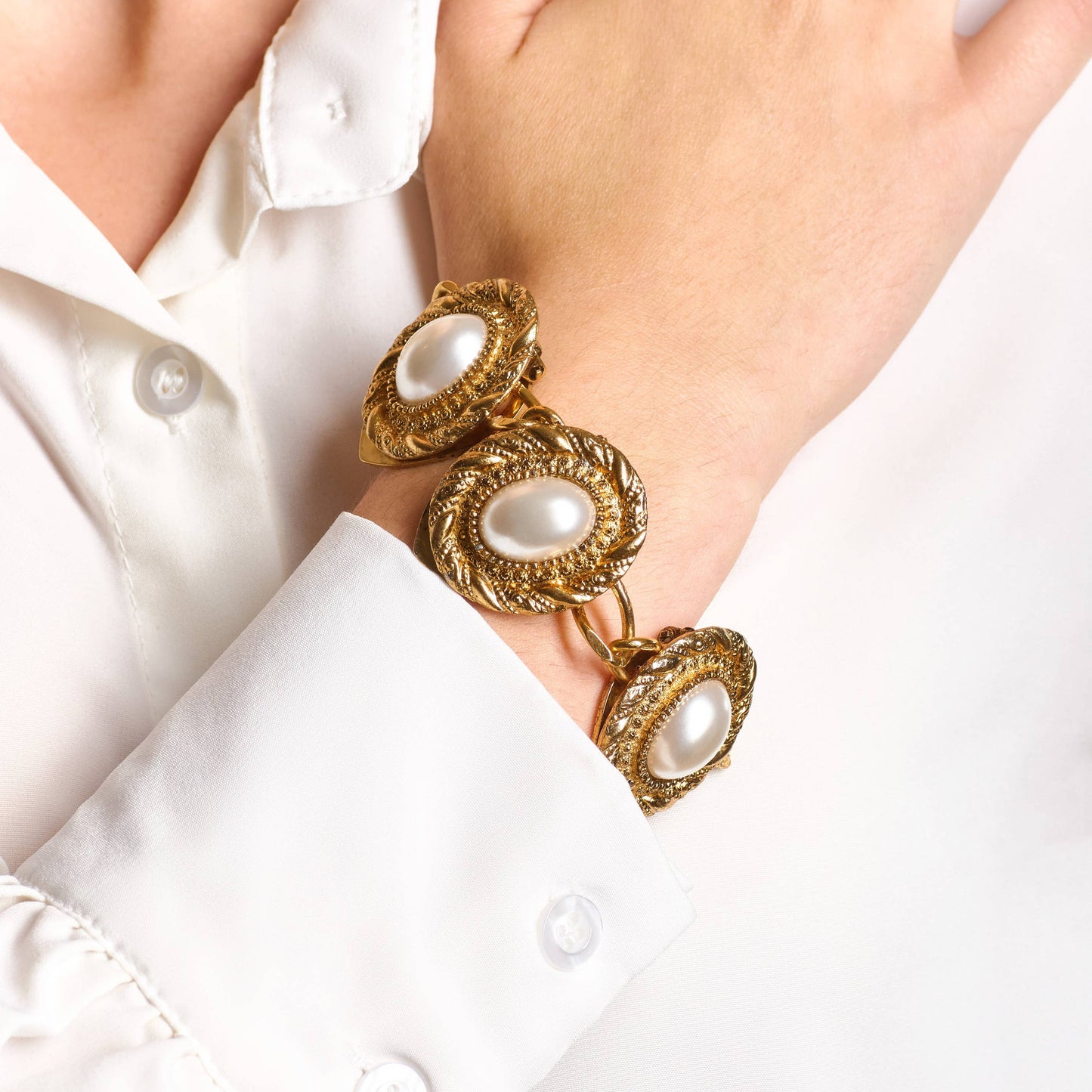 Oval Vintage Faux Pearls Bracelet