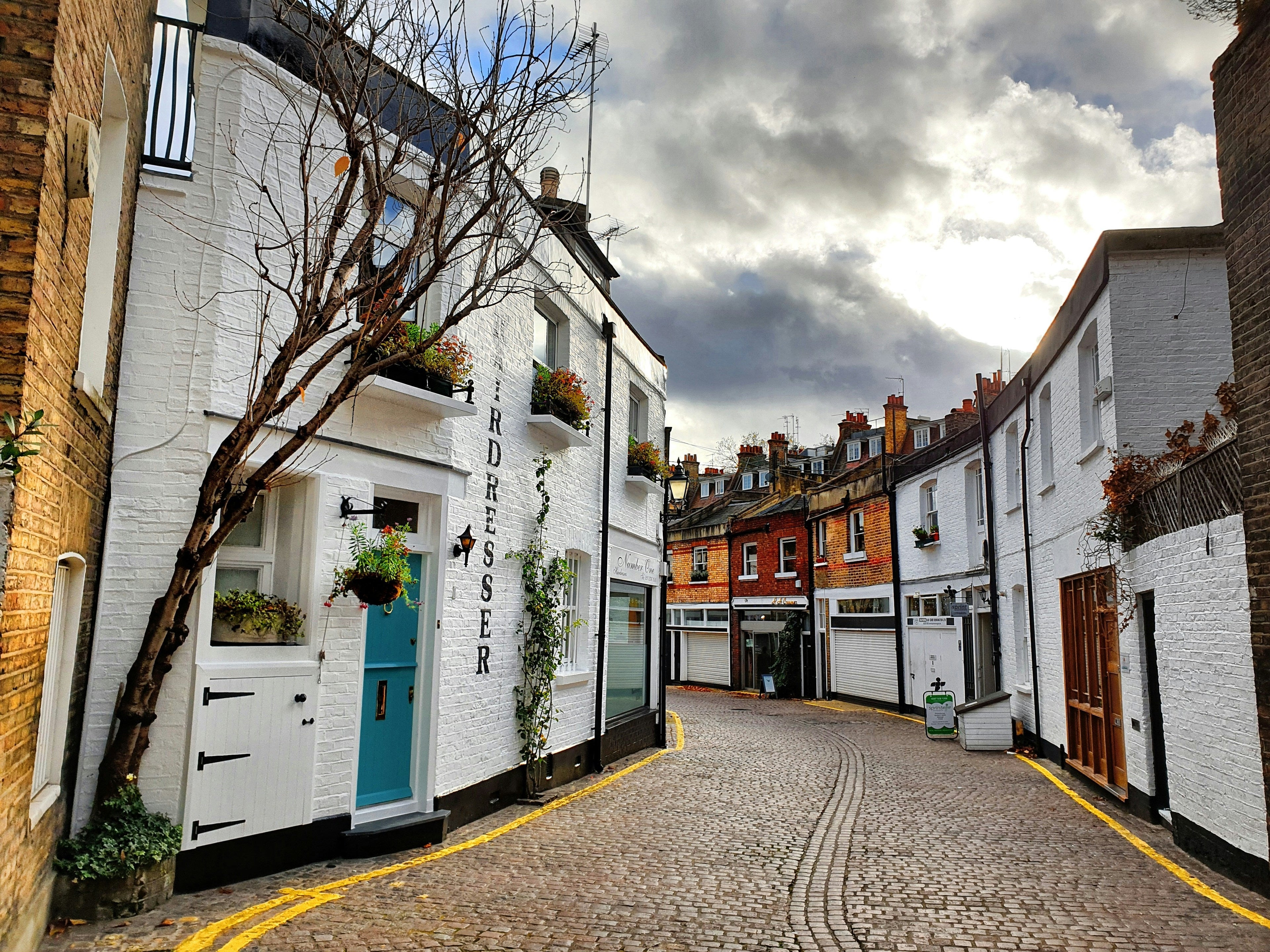 A quiet mews street in Kensington, London