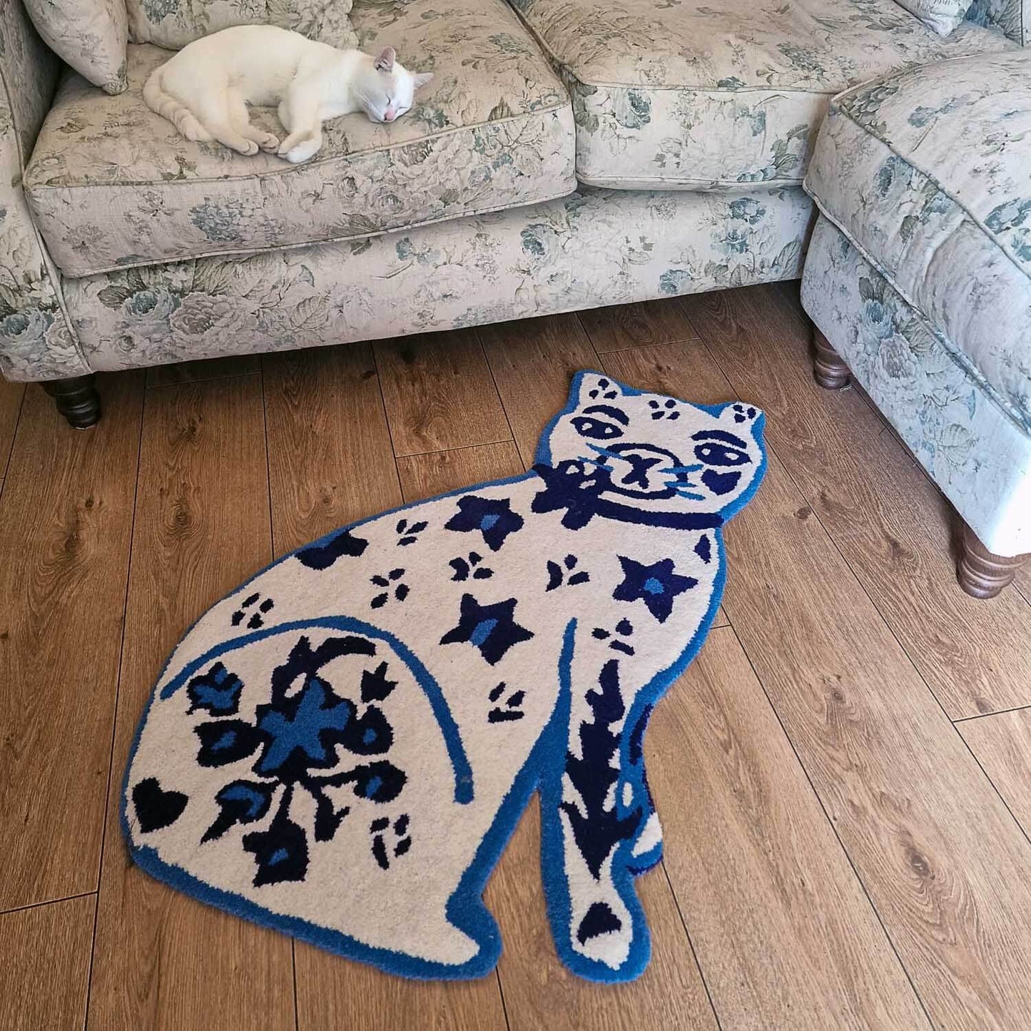 Large Hand-Tufted Blue And White Cat Wool Rug image 0